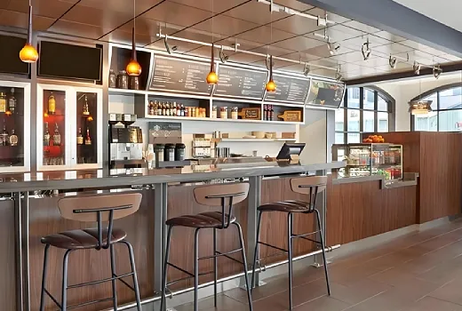 हॉटेल बिल्ट-रेस्टॉरंट बारमध्ये